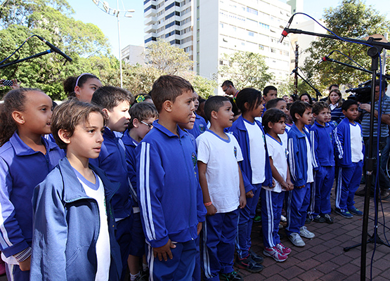 Alunos de escola municipal homenageiam o Teatro