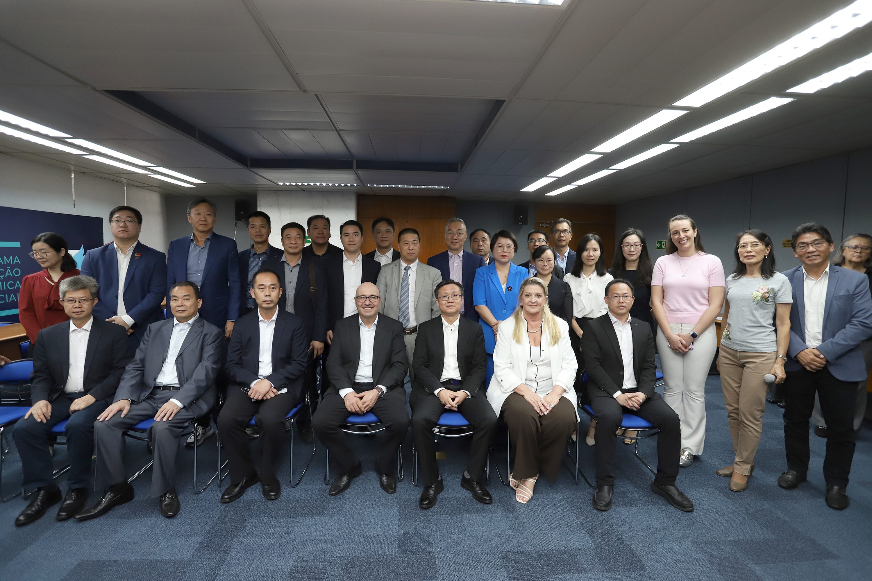 Delegação se reuniu com o prefeito na Sala Azul do Paço Municipal