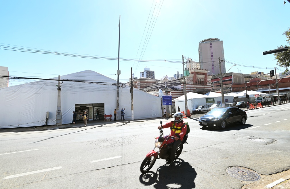 Tendas mantêm o atendimento ao público durante a reforma