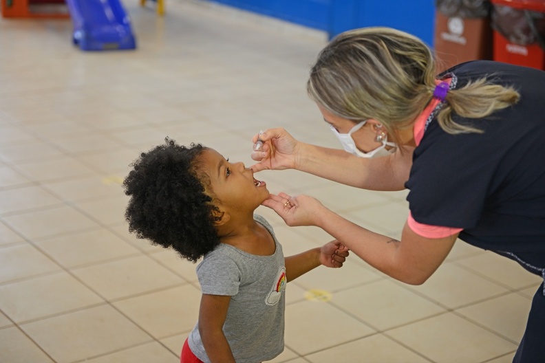 Criança recebe dose de vacina em Campinas