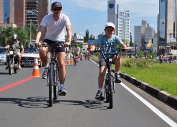 Ciclistas pedalam em faixa reservada
