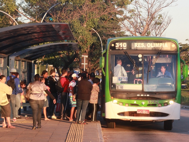 Ônibus da linha 310 pega passageiros em ponto