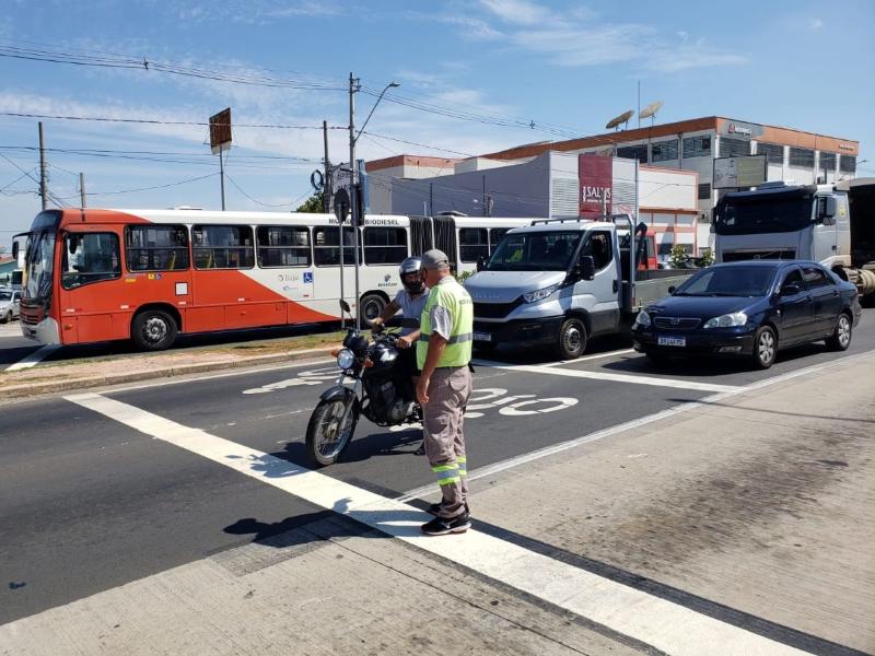 Os motociclistas são orientados a ocupar o espaço destinado a eles nos cruzamentos