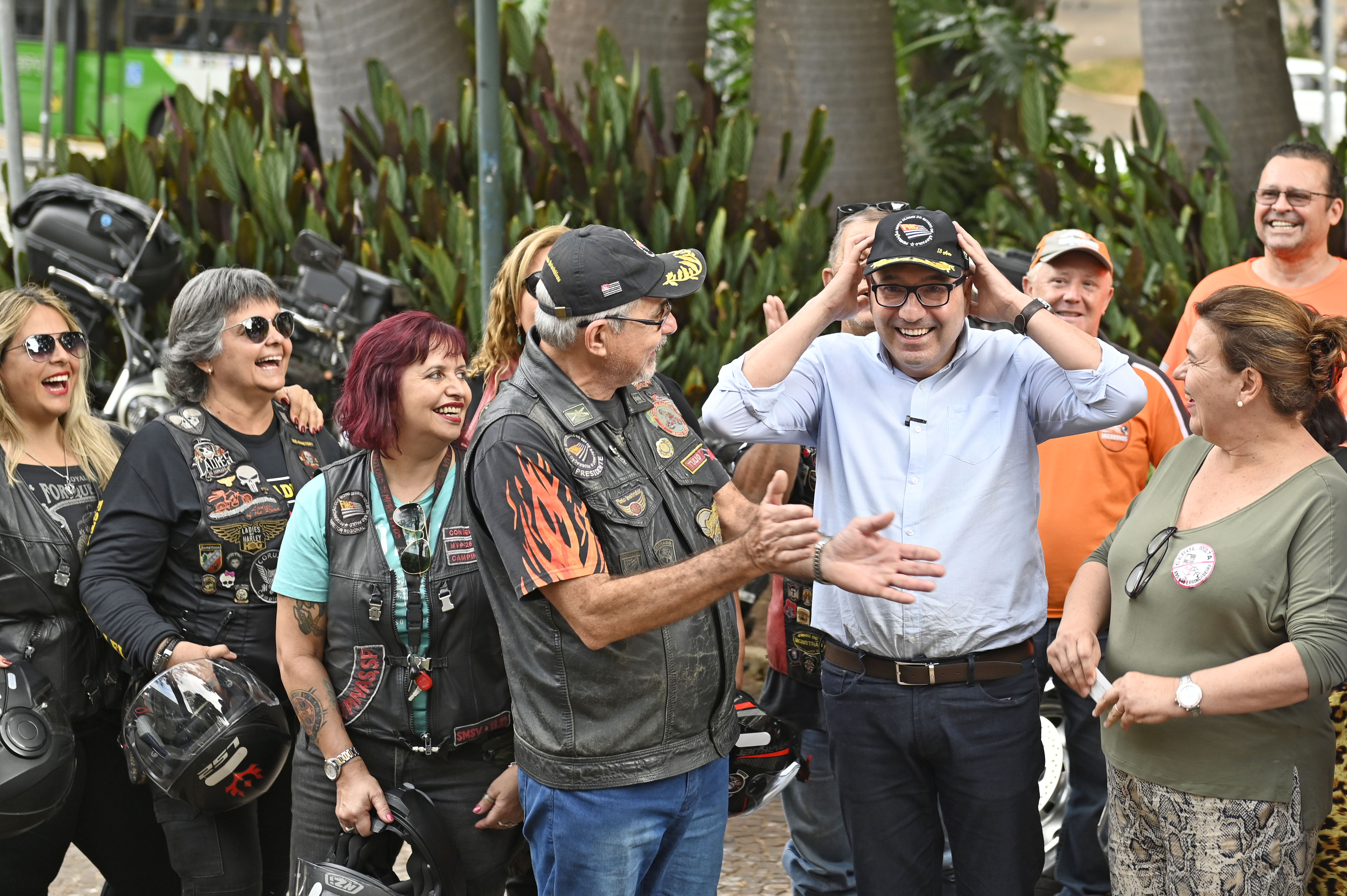 Motociclistas comemoram medida e presentearam prefeito com boné