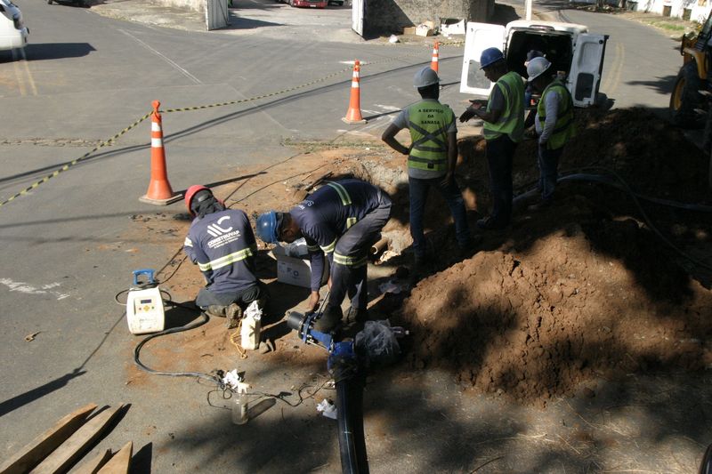 Obra para interligação de redes de água no Santa Lúcia