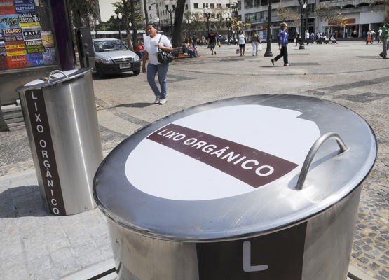 Lixeira subterrânea em praça