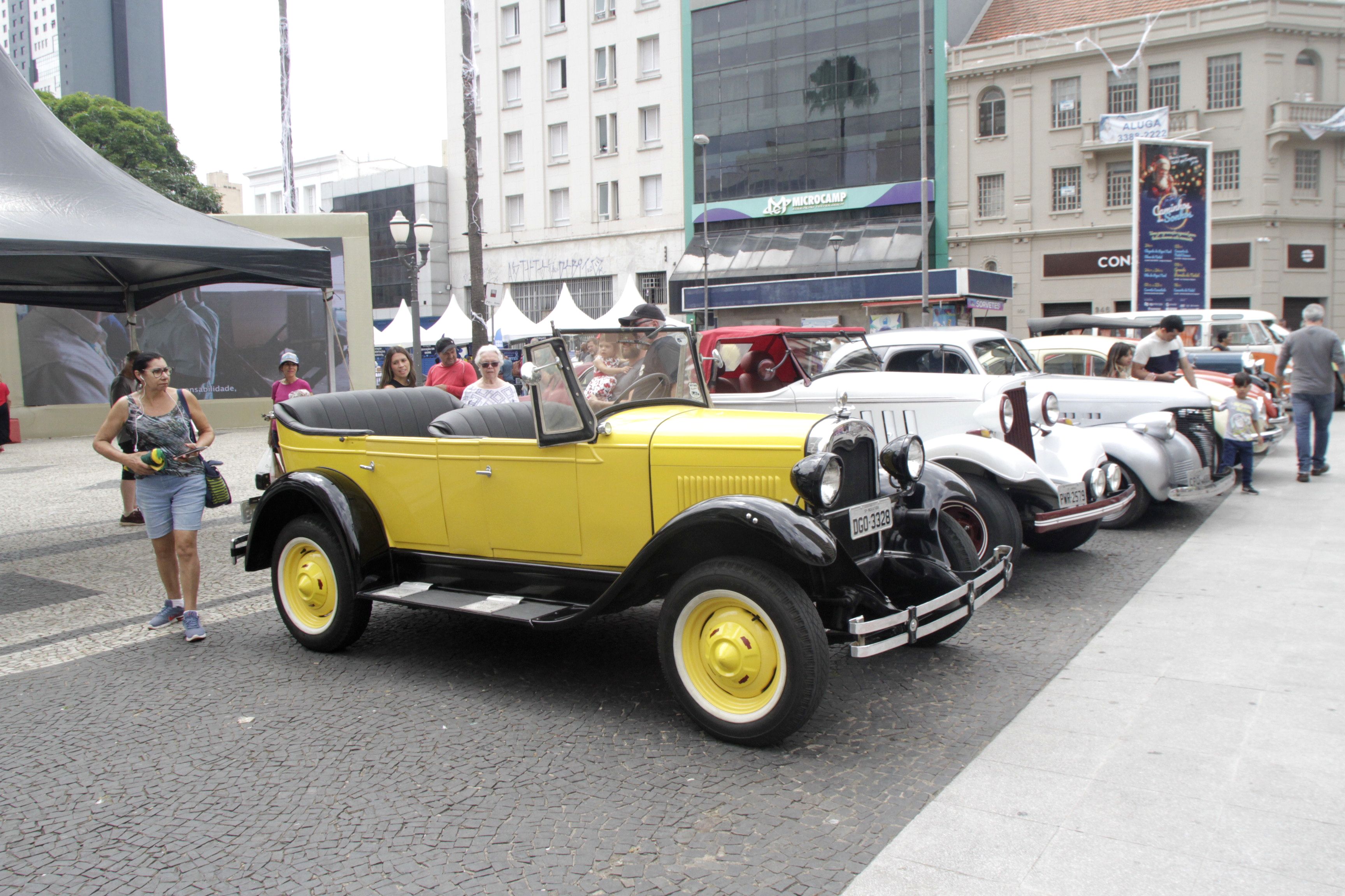 Automóveis produzidos entre os anos 1920 e 1980 foram expostos