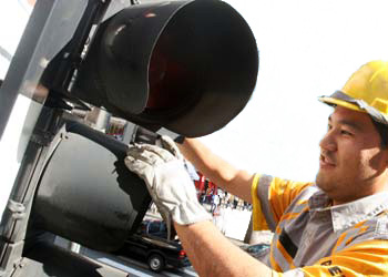 Técnico ajusta semáforo