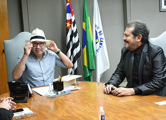 Prefeito e visitante trocaram presentes: Dário recebeu um chapéu feito com palha equatoriana