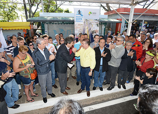 Secretário do Verde cumprimenta prefeito pela entrega