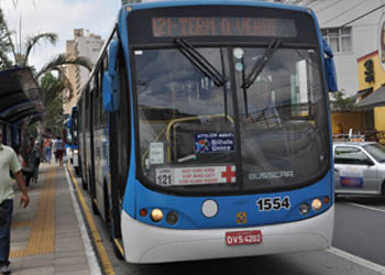 Ônibus circulando no centro da cidade