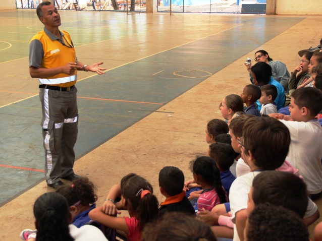 Agente da Emdec transmite noções de segurança no trânsito para estudantes