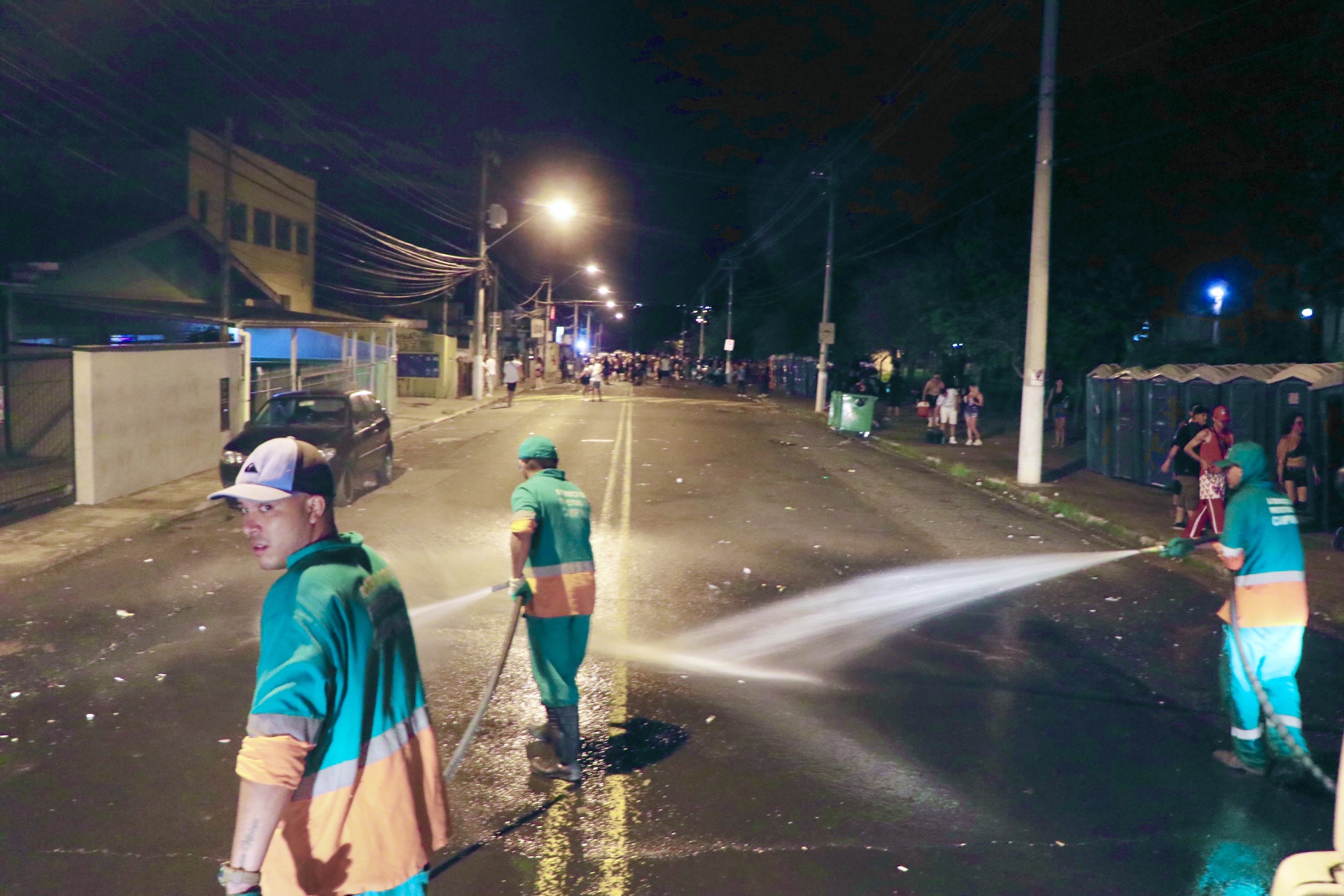 Equipes fizeram limpeza com água e desinfetante