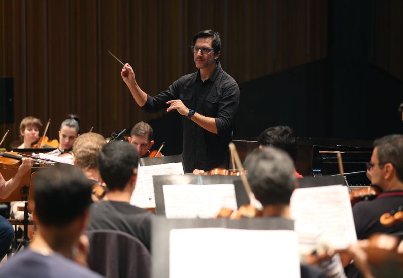 Maestro Carlos Prazeres em ensaio da Sinfônica de Campinas, que apresentará sucessos populares