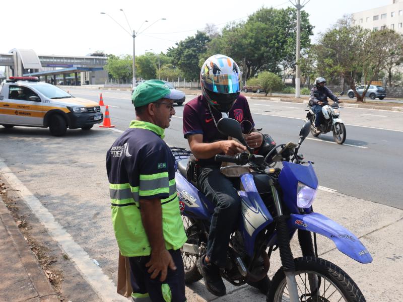 Motociclistas receberam orientações e antenas corta-pipa em blitze