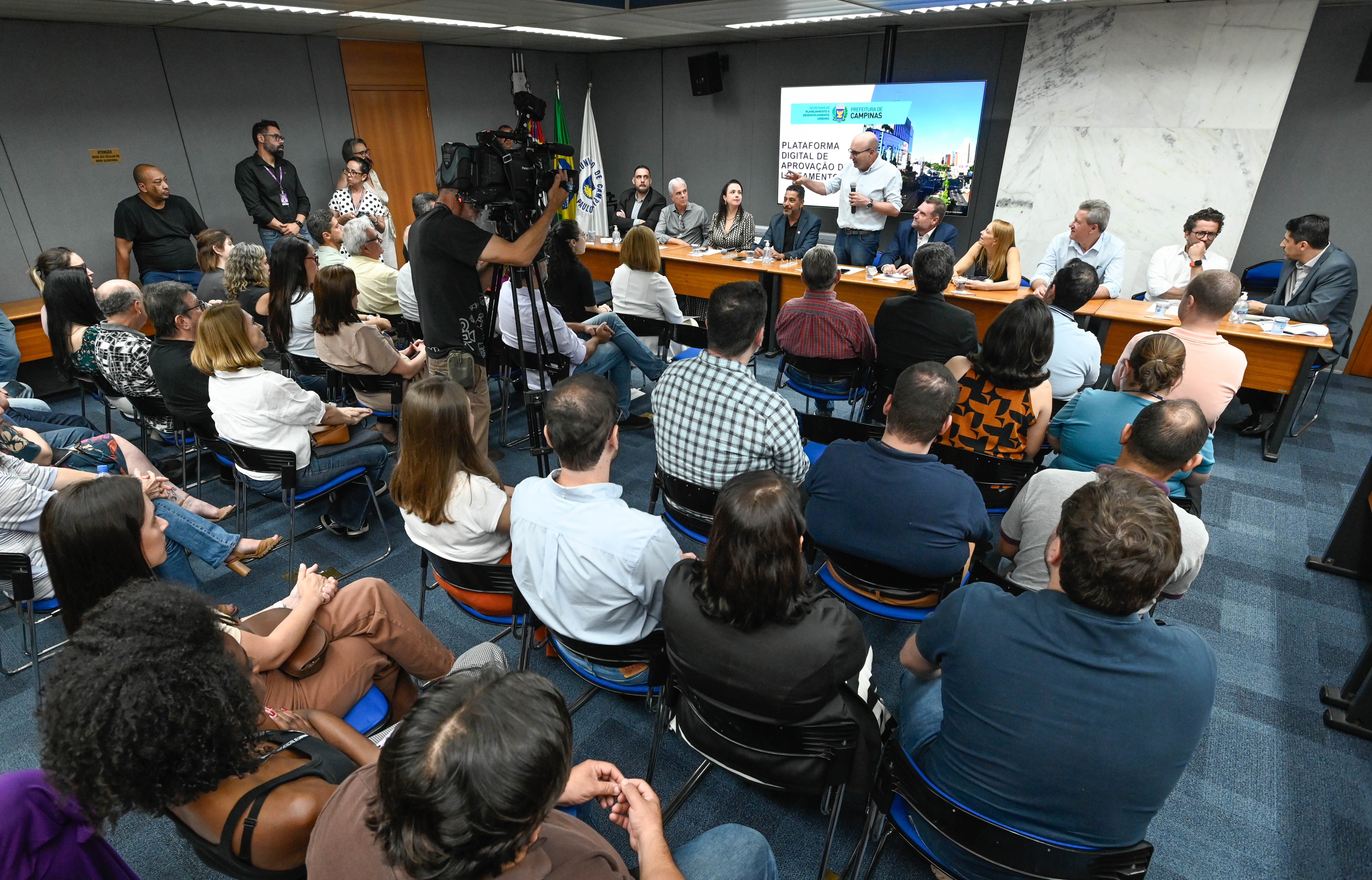 Lançamento aconteceu na Sala Azul da Prefeitura