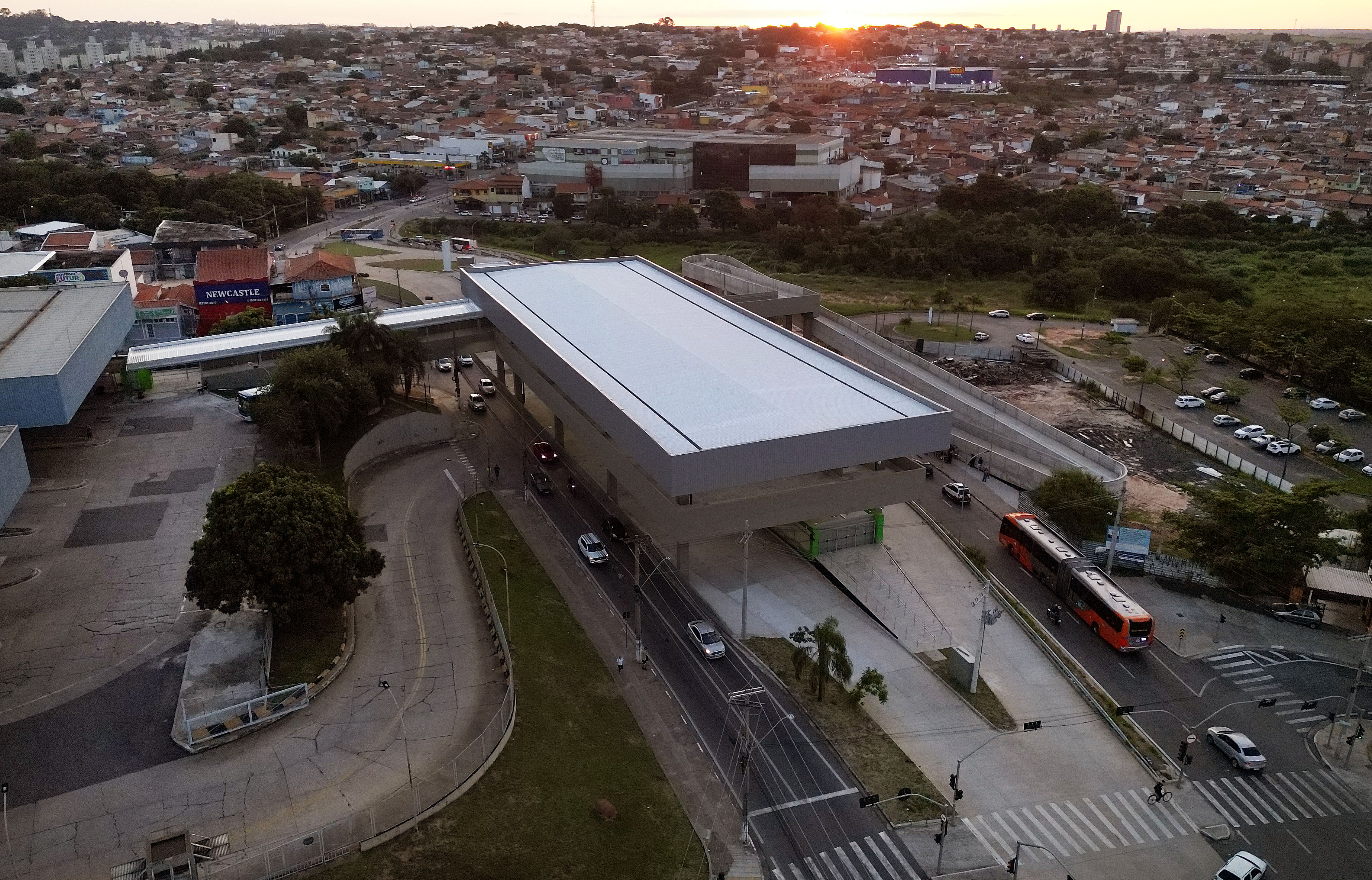 Estrutura evita riscos de acidentes e garante acessibilidade, inclusive para pessoas com deficiência, com o uso de elevadores e escadas rolantes
