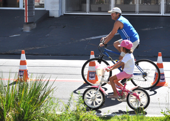Ciclistas pedalam em faixa especial
