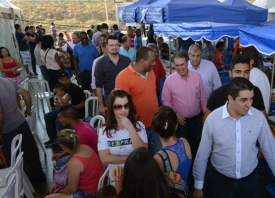 Multidão acompanha visita do prefeilto