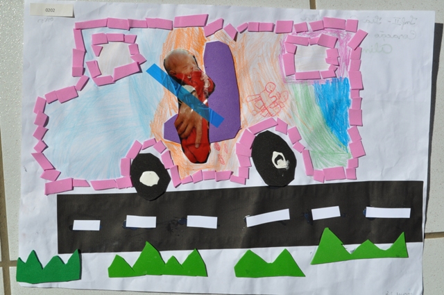 Colagem reproduz veículo, em trabalho do ano passado