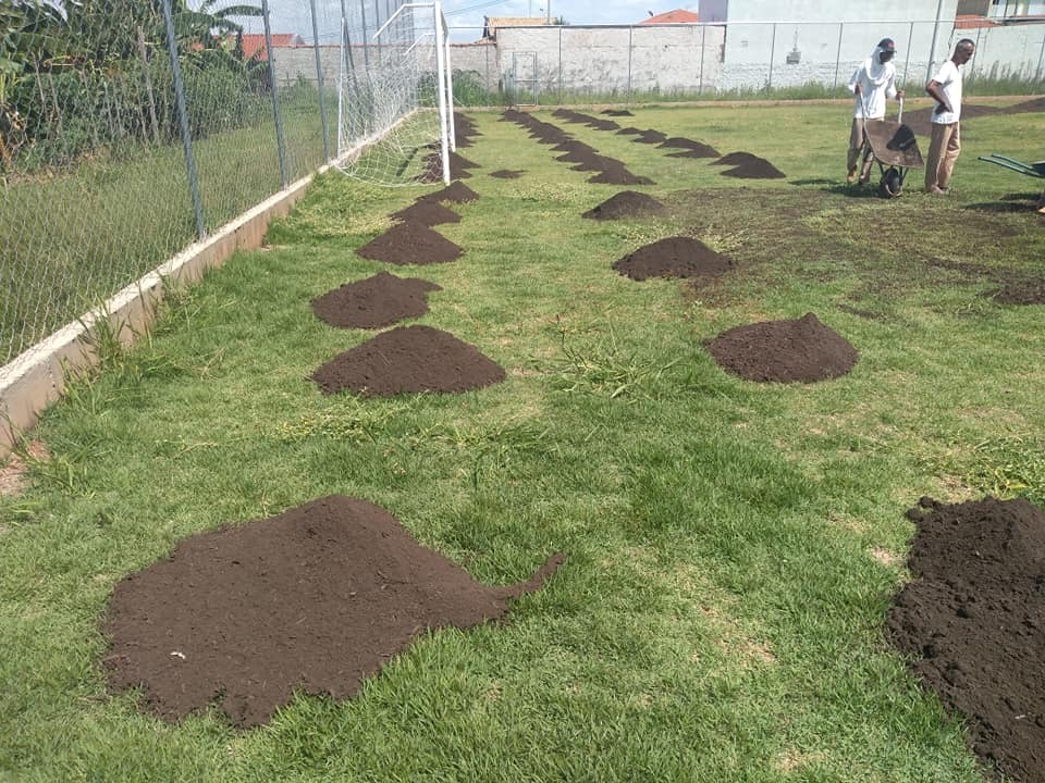 Campo do Carlos Lourenço recebe adubação orgânica