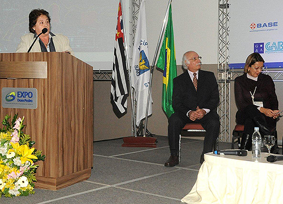 Secretária apresentando projeto Parque Linear Vilas de Taubaté