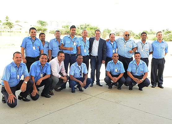 O prefeito com trabalhadores do setor