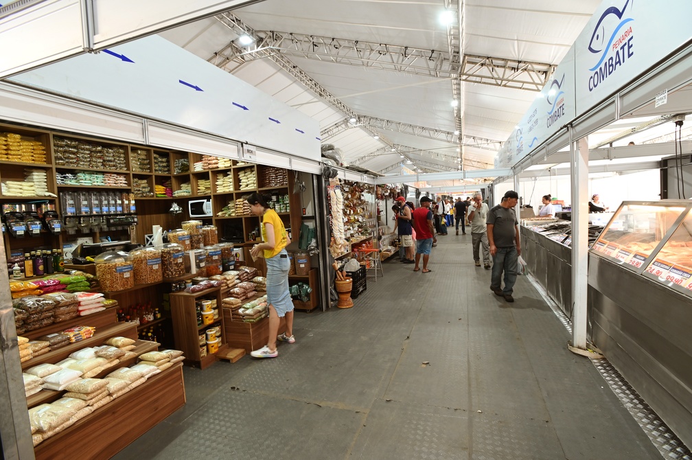 Castanhas, nozes, frutas secas e frescas, típicas desta época do ano, e também carnes especiais podem ser encontradas no Mercadão