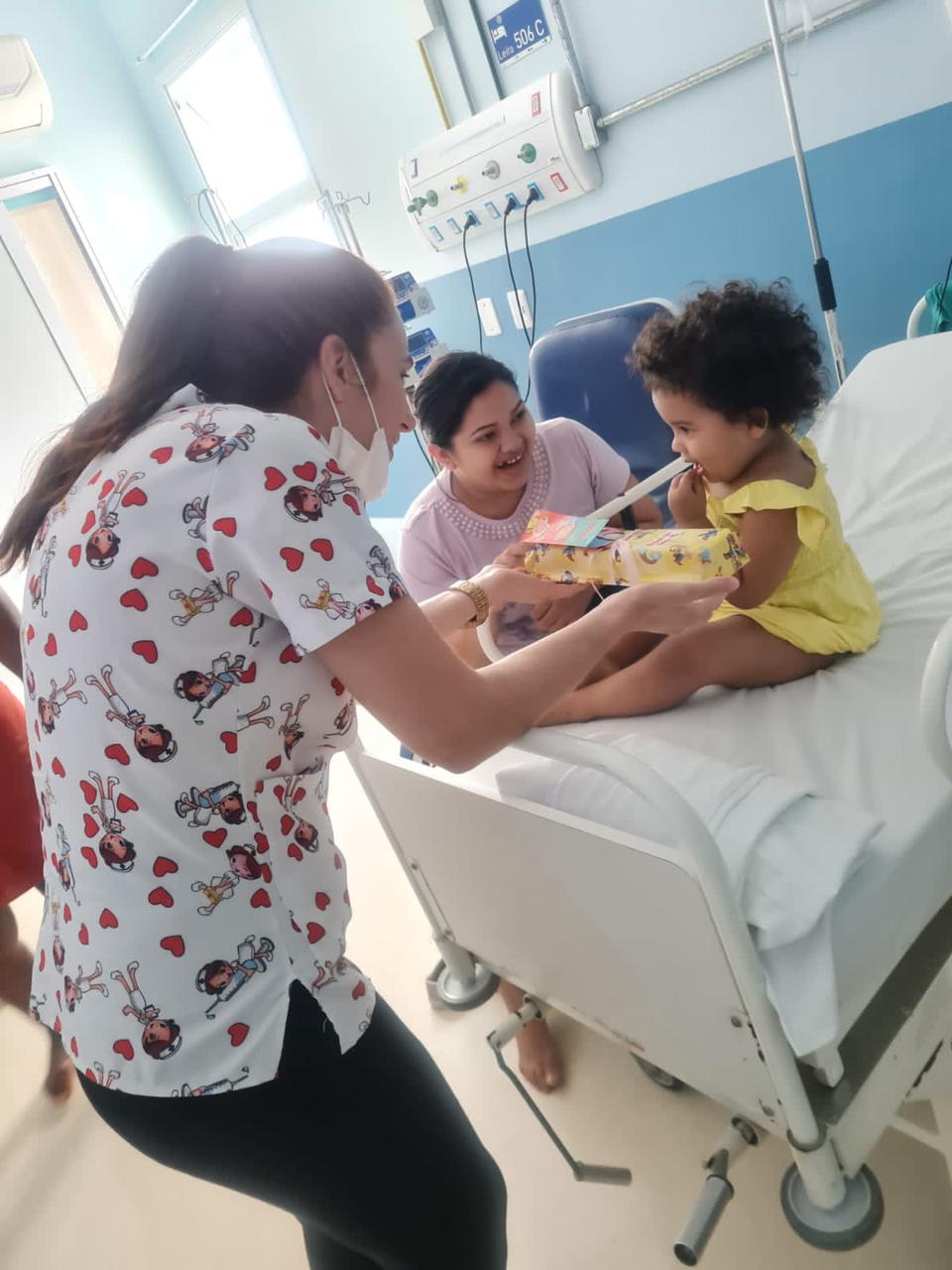 Mimo desperta sorrisos de mãe e filha durante internação no Mário Gattinho