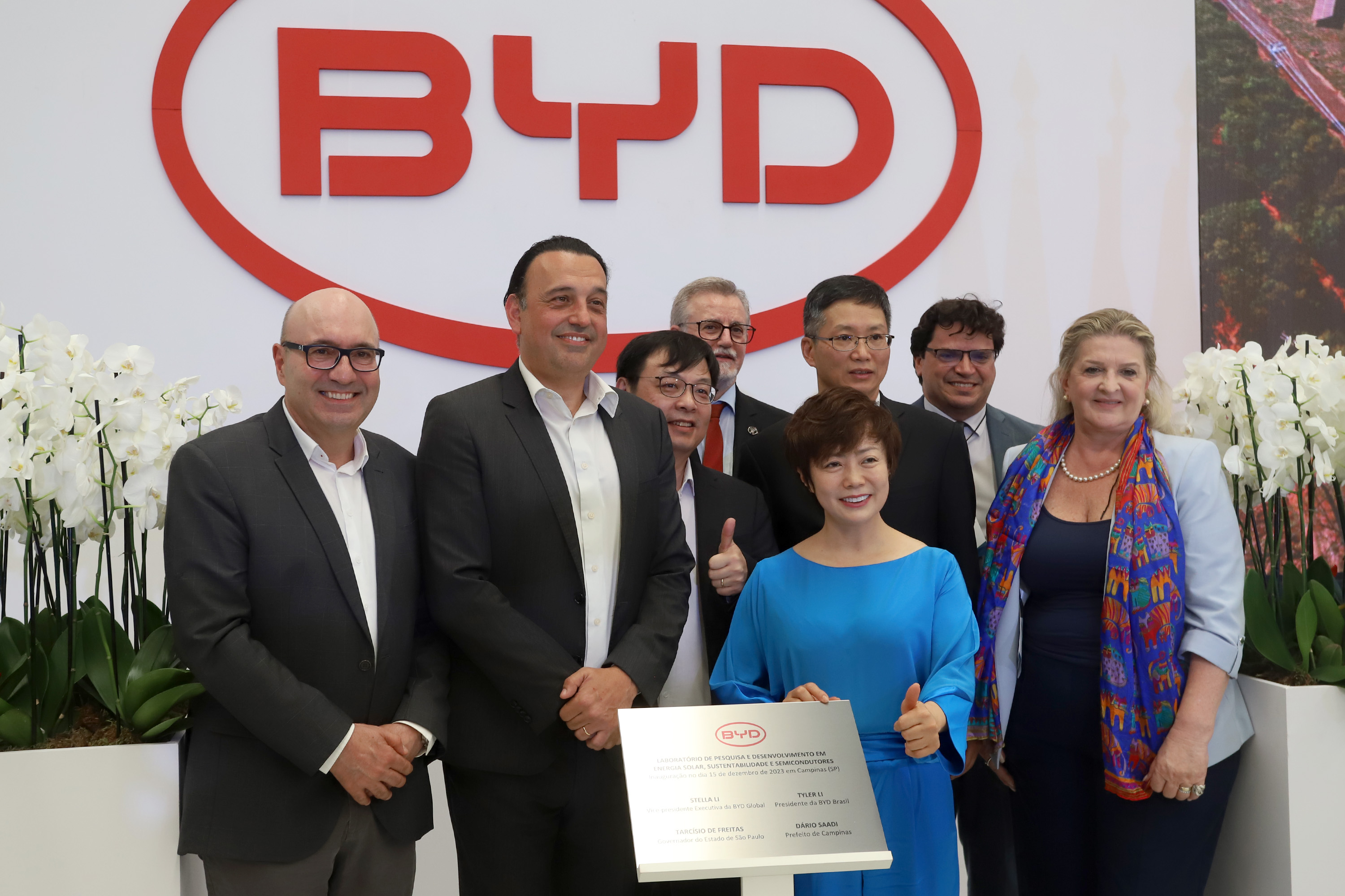 Prefeito, autoridades e diretoria da BYD no descerramento da placa