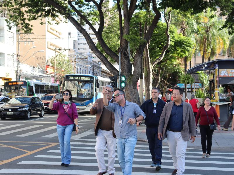 Paulo Conde apresenta sistema do semáforo sonoro para comitiva de São Carlos