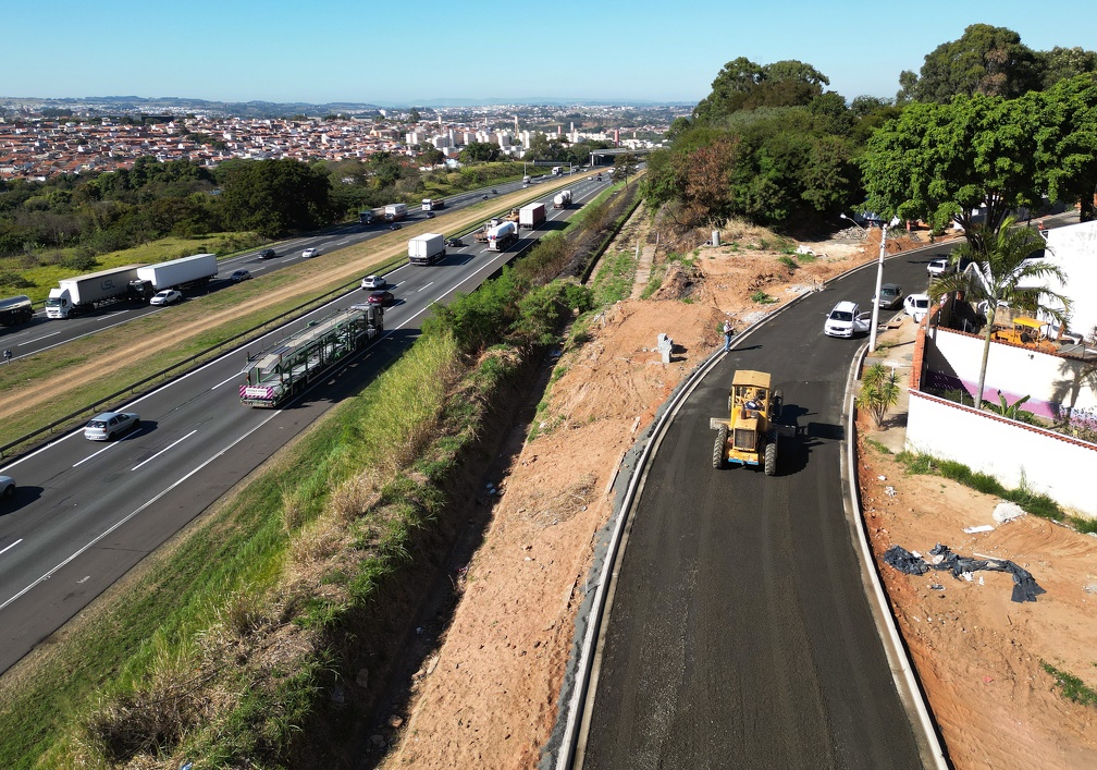 Além do asfalto, obra teve trecho de 12 metros de rede de drenagem da água da chuva para evitar alagamentos