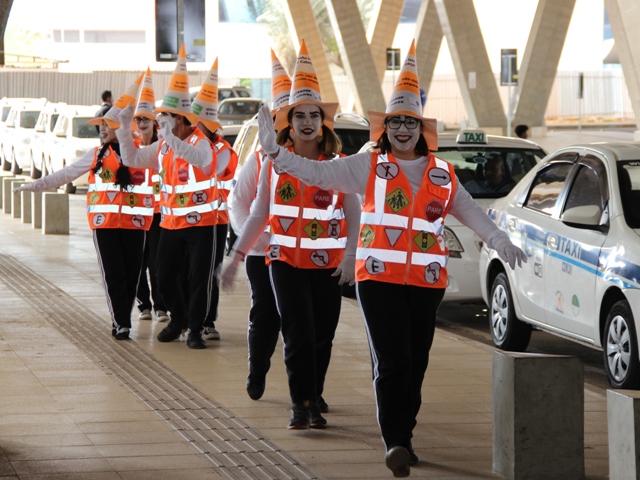 Mímica e teatro alertaram motoristas e pedestres