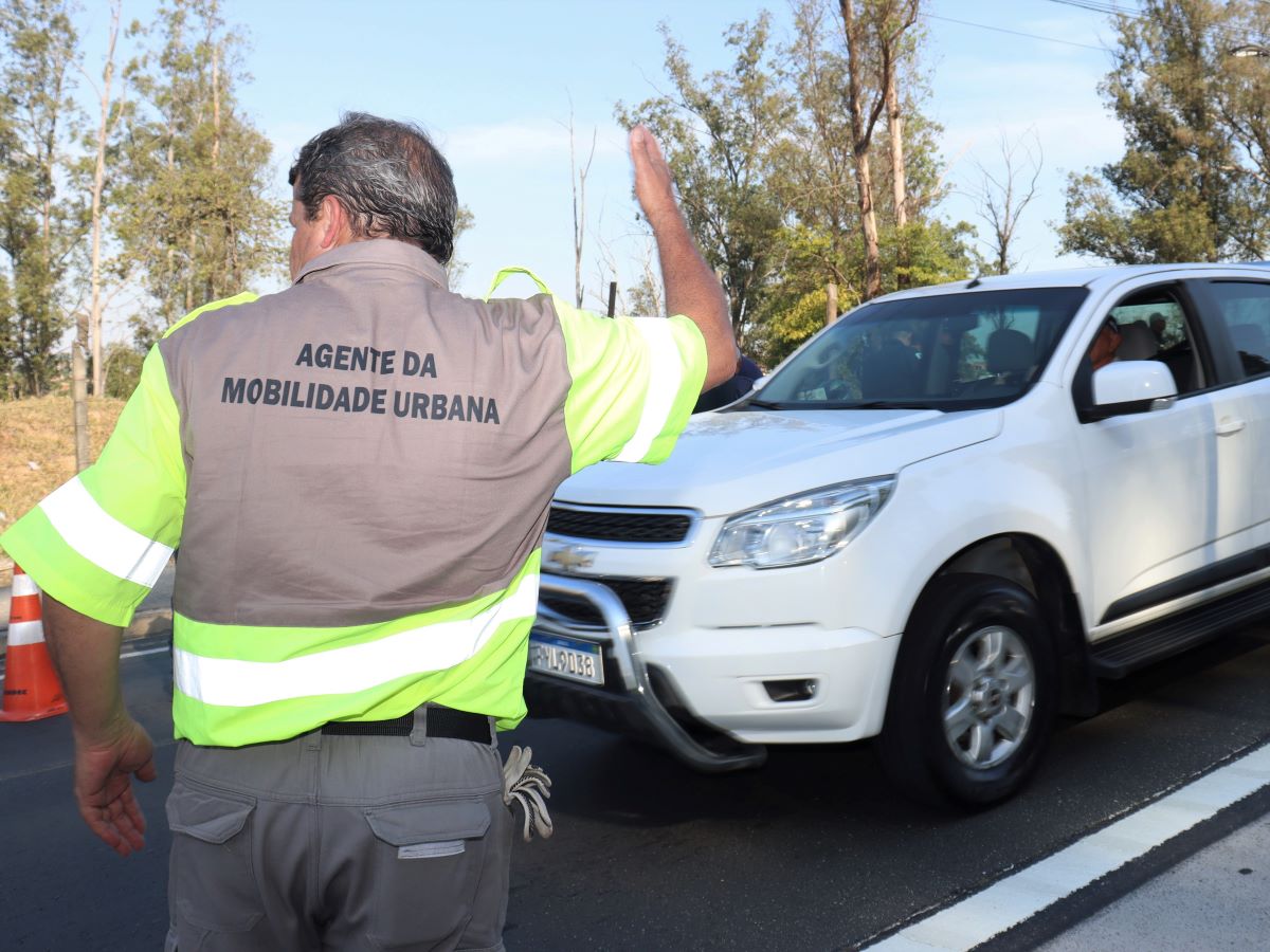 Agentes da Mobilidade Urbana implantam a sinalização do bloqueio e orientam condutores