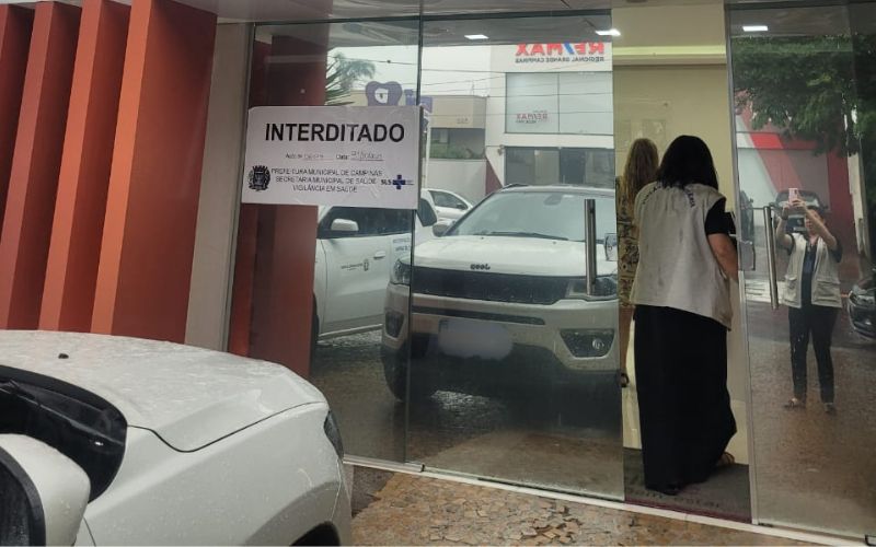 Espaço interditado funciona na Rua Hermas Braga