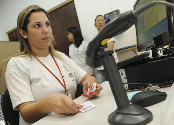 Servidora prepara cartão para a urna
