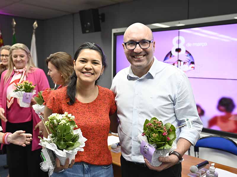 Mulheres receberam flores