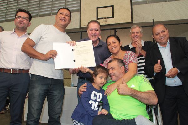 Prefeito Jonas Donizette entregando escrituras definitivas aos moradores do NR São Luís