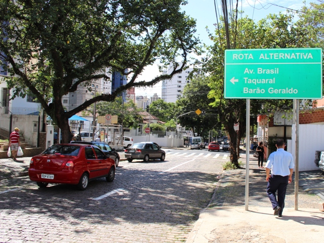 Placas indicam novo percurso dentro do Guanabara