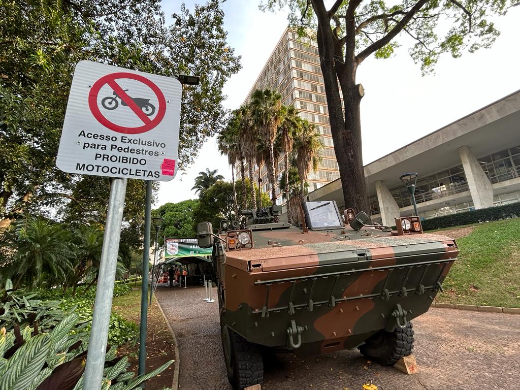 Mostra de blindados e armamentos permanecerá em exposição até as 17h