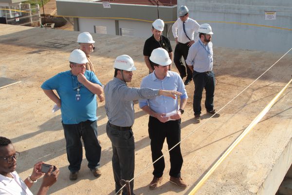 Henrique ouviu explicações sobre a construção, que tem ...