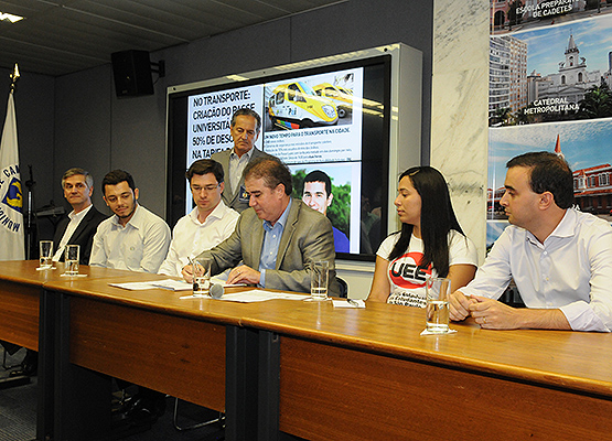 Prefeito assina a lei