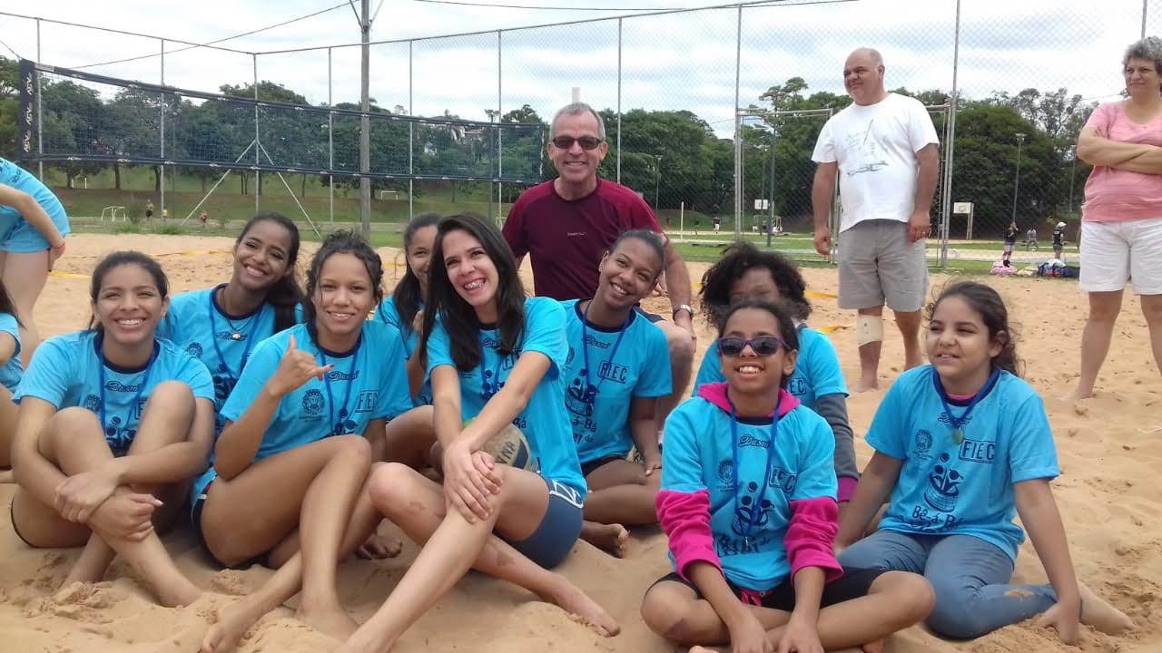 Com alunas do vôlei de praia