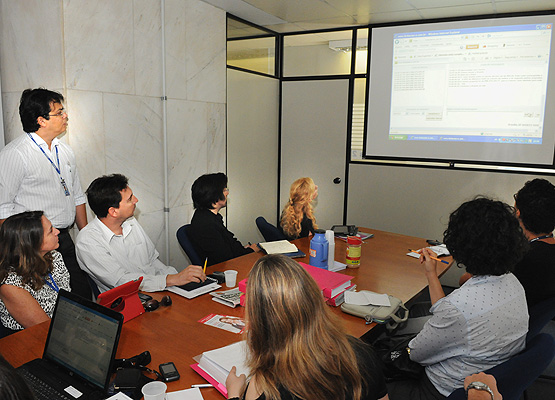 Concorrentes e funcionários da Prefeitura acompanham o processo 