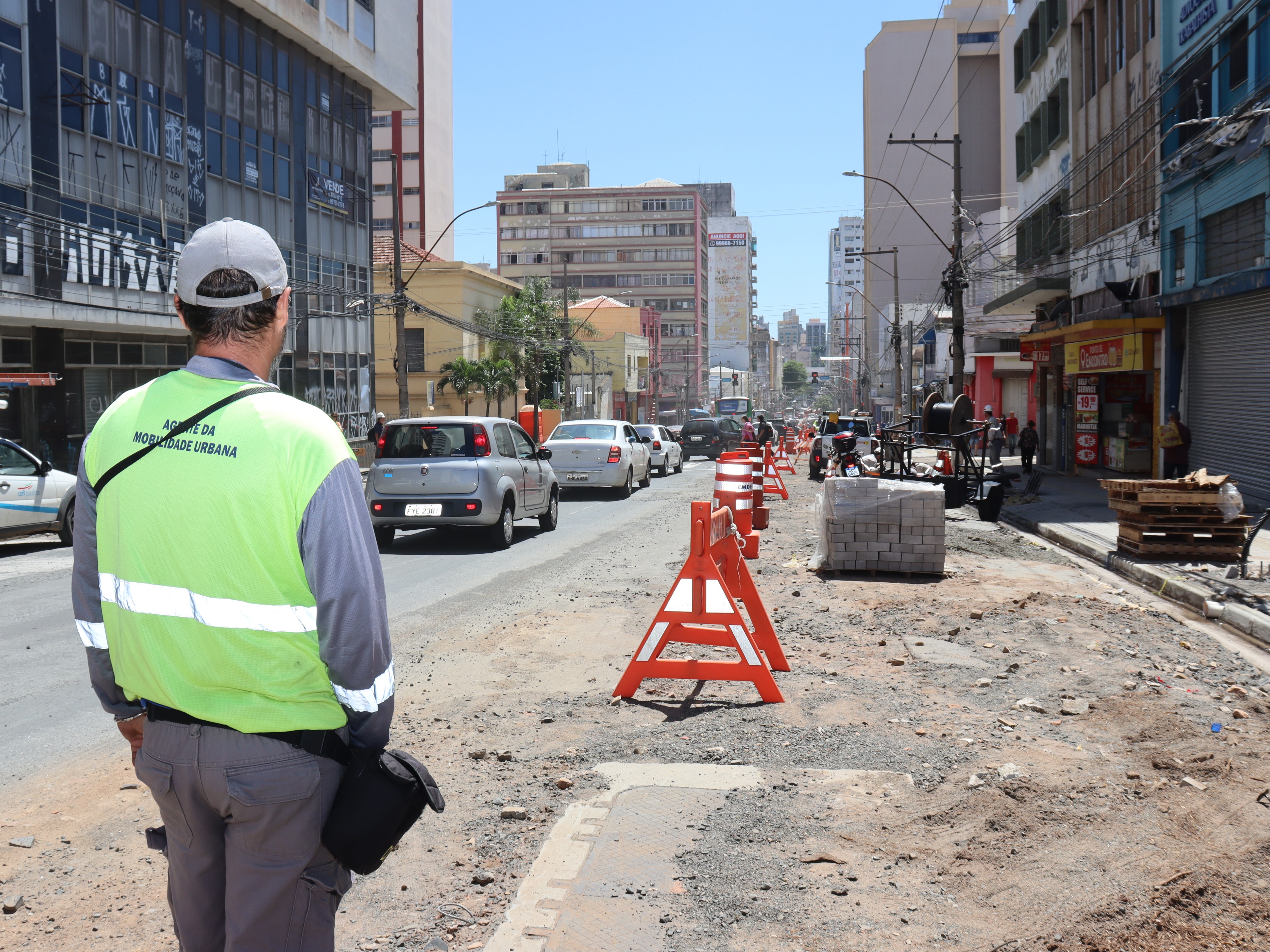 Agentes da mobilidade atuam no local para minimizar o impacto ao transporte público