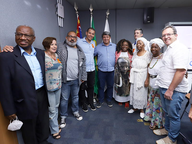 Vice-prefeito Wanderley de Almeida junto aos religiosos participantes