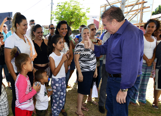 Prefeito cumprimenta moradores