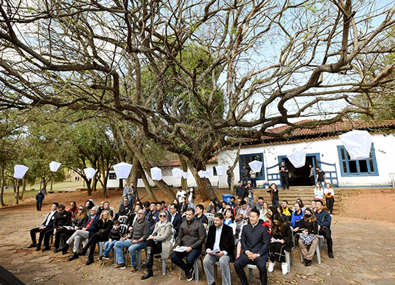 Autoridades e convidados presentes na abertura do evento