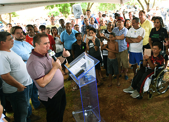 Prefeito explica conjunto de obras na região