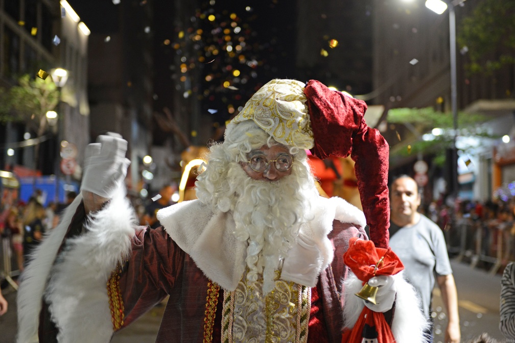 Papai Noel lidera o desfile